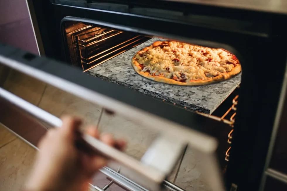 Jak przełożyć pizzę na kamień bez łopatki i uniknąć problemów?