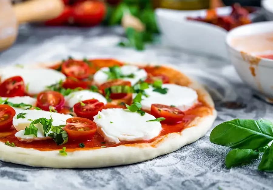 Jak zrobić ciasto na pizzę, które zawsze wychodzi idealne i chrupiące