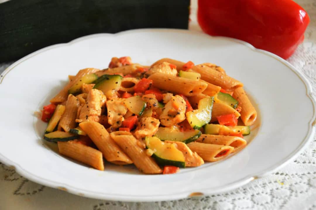Prosty przepis na makaron penne z kurczakiem, który zachwyci każdego