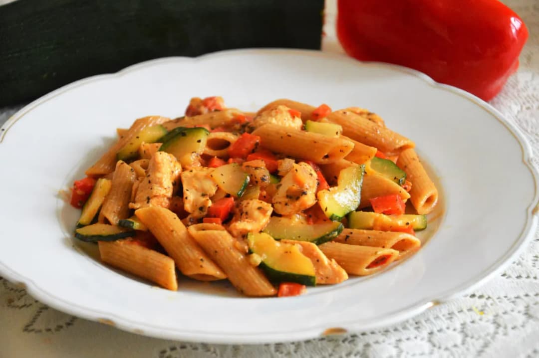 Prosty przepis na makaron penne z kurczakiem, który zachwyci każdego