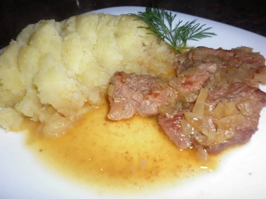 Jak zrobić cielęcinę w sosie własnym, aby zachwycić gości smakiem