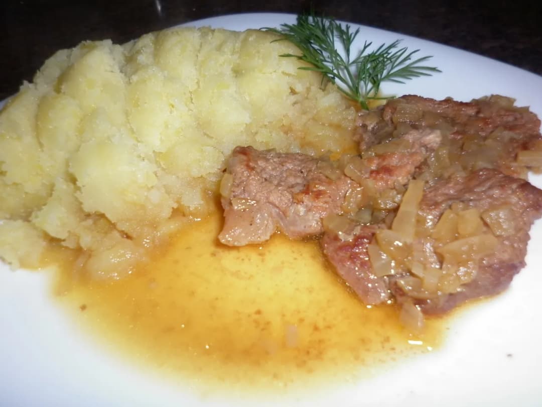 Jak zrobić cielęcinę w sosie własnym, aby zachwycić gości smakiem