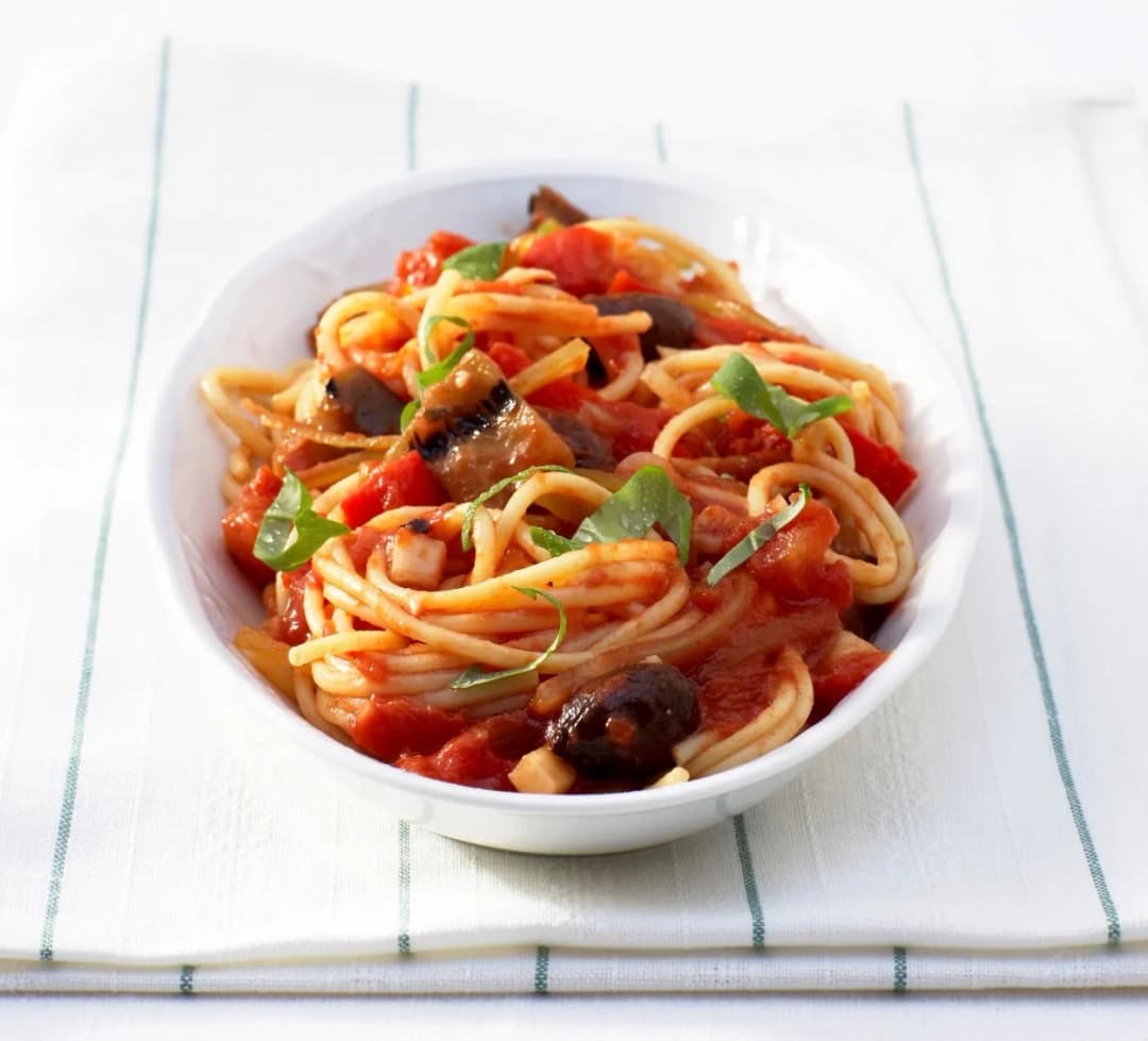 Oryginalny przepis na spaghetti napoli, który zaskoczy twoich gości