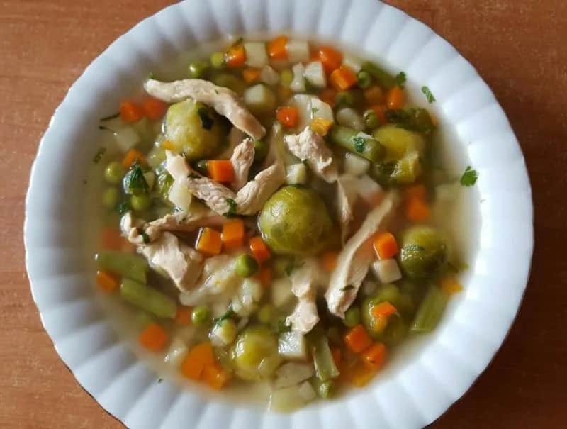 Ile kalorii ma zupa jarzynowa na kurczaku? Sprawdź, co musisz wiedzieć