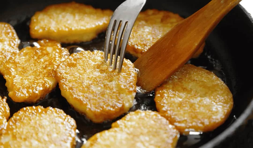 Czy do placków ziemniaczanych daje się jajko? Sprawdź, co zmienia!