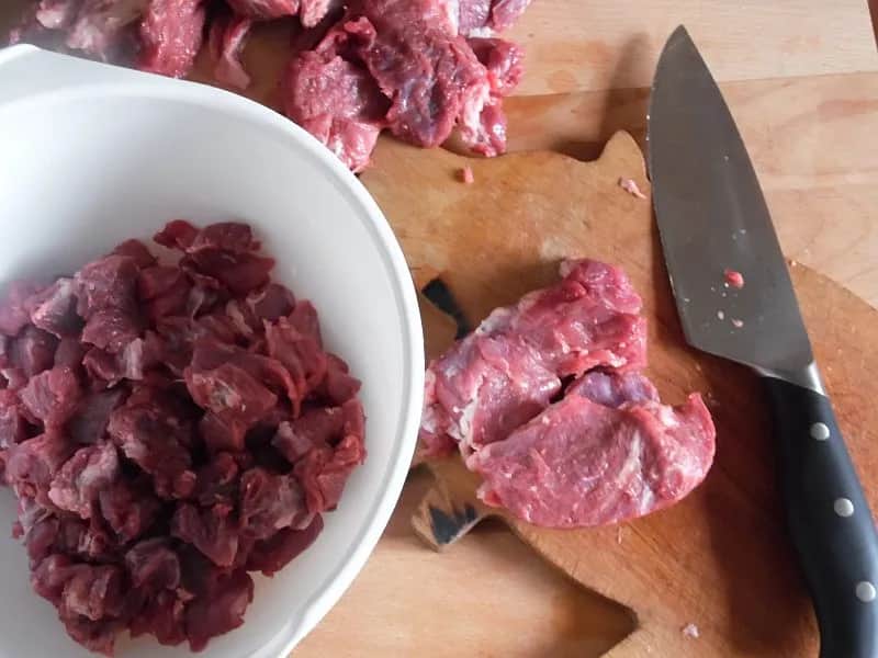 Jak przyprawić wołowinę na gulasz, by uniknąć mdłego smaku?