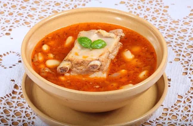 Najlepsze przepisy na zupy na żeberkach, które musisz spróbować