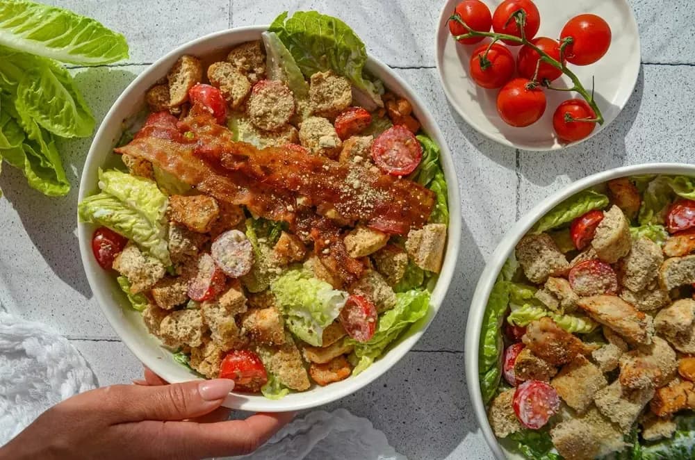 Czy sałatka Cezar jest zdrowa? Odkryj jej ukryte kalorie i składniki