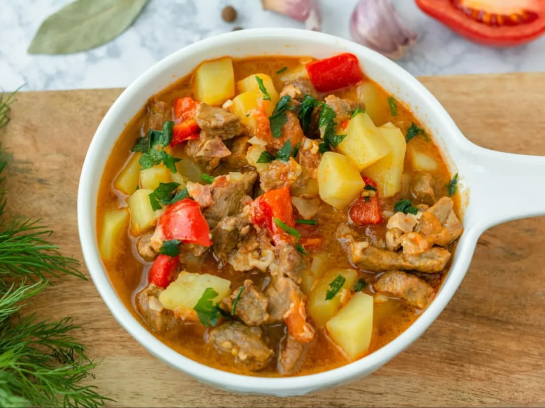 Jak się gotuje zupę gulaszową – prosty przepis na idealną zupę