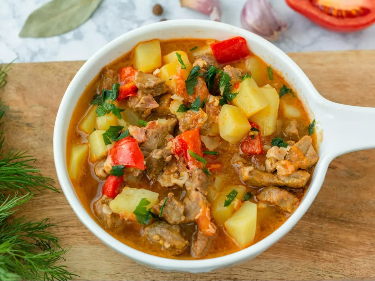 Jak się gotuje zupę gulaszową – prosty przepis na idealną zupę Jak się gotuje zupę gulaszową – prosty przepis na idealną zupę