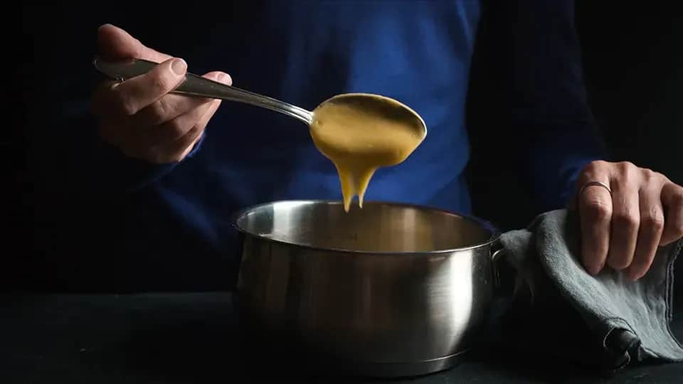 Jak odparować wodę z sosu i uzyskać idealną konsystencję?