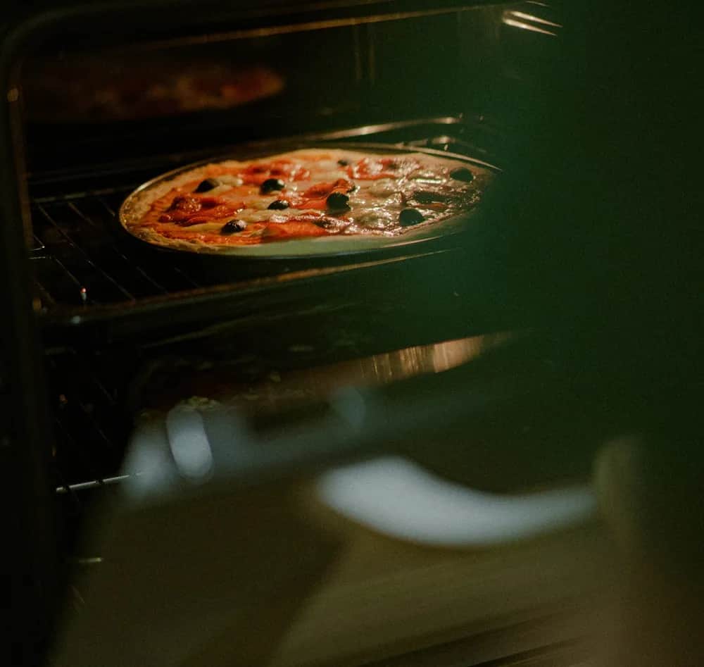 Ile piec pizzę w 220 stopniach? Sprawdź idealny czas pieczenia