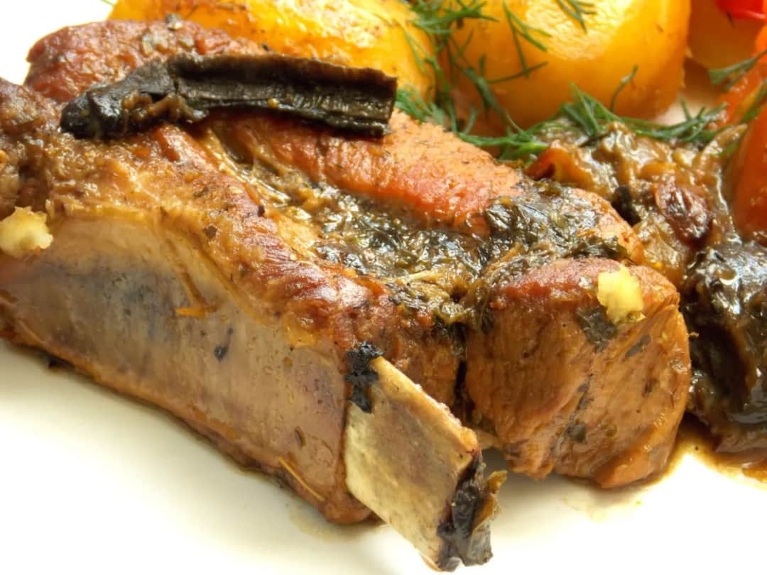 Co zrobić z żeberkami z zupy: 5 smacznych pomysłów na dania