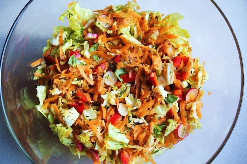 Jaka surówka do perliczki? Odkryj idealne przepisy na sałatki