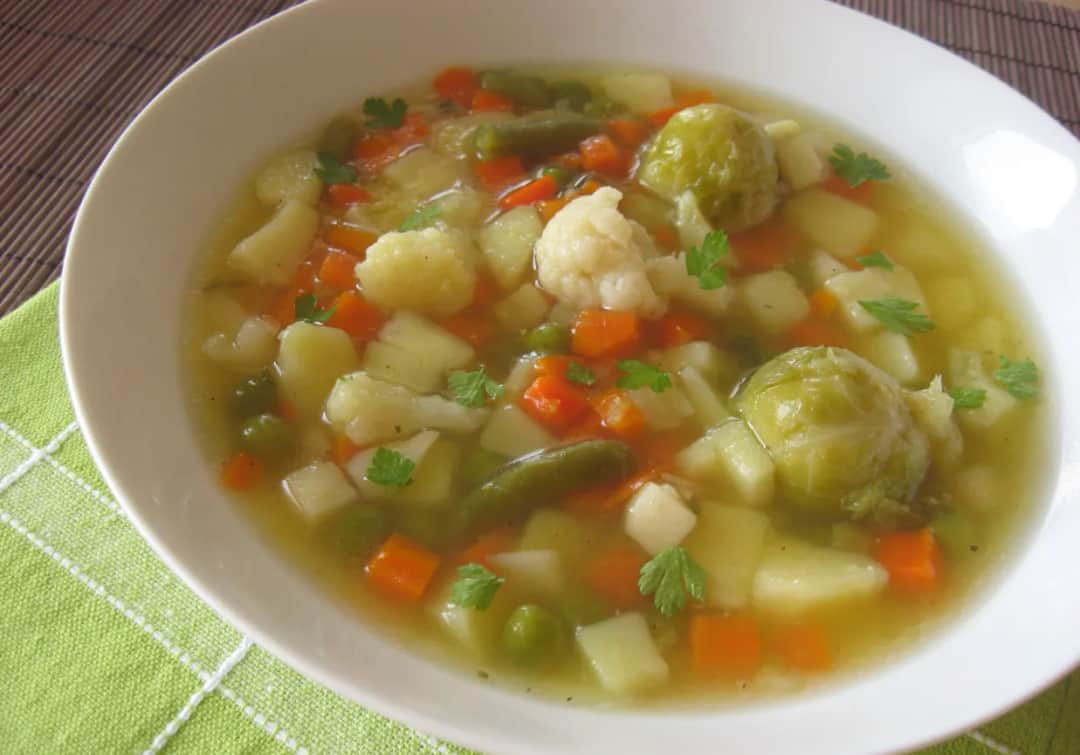 Szybka zupa jarzynowa z mrożonki – prosty przepis na zdrowy posiłek Szybka zupa jarzynowa z mrożonki – prosty przepis na zdrowy posiłek