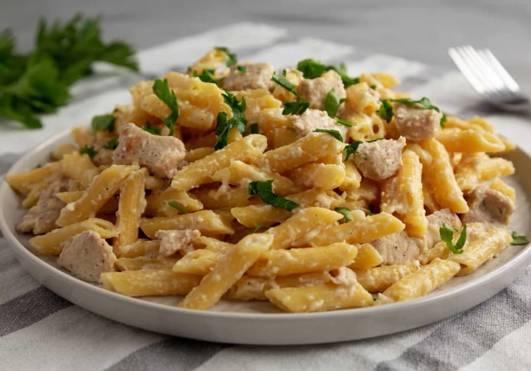 Pyszny makaron penne z kurczakiem i szpinakiem w sosie śmietanowym