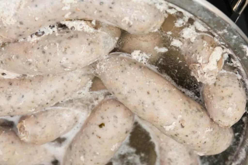 Biała kiełbasa ile gotować, aby uniknąć pęknięć i straty smaku