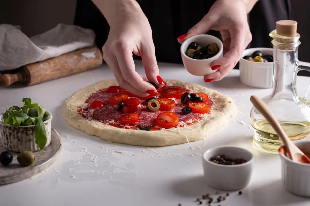 Najlepsze dodatki do pizzy z salami, które zaskoczą Twoje kubki smakowe