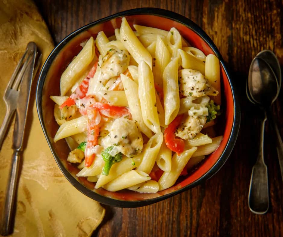 Pyszny przepis na penne z kurczakiem, który zaskoczy Twoich gości