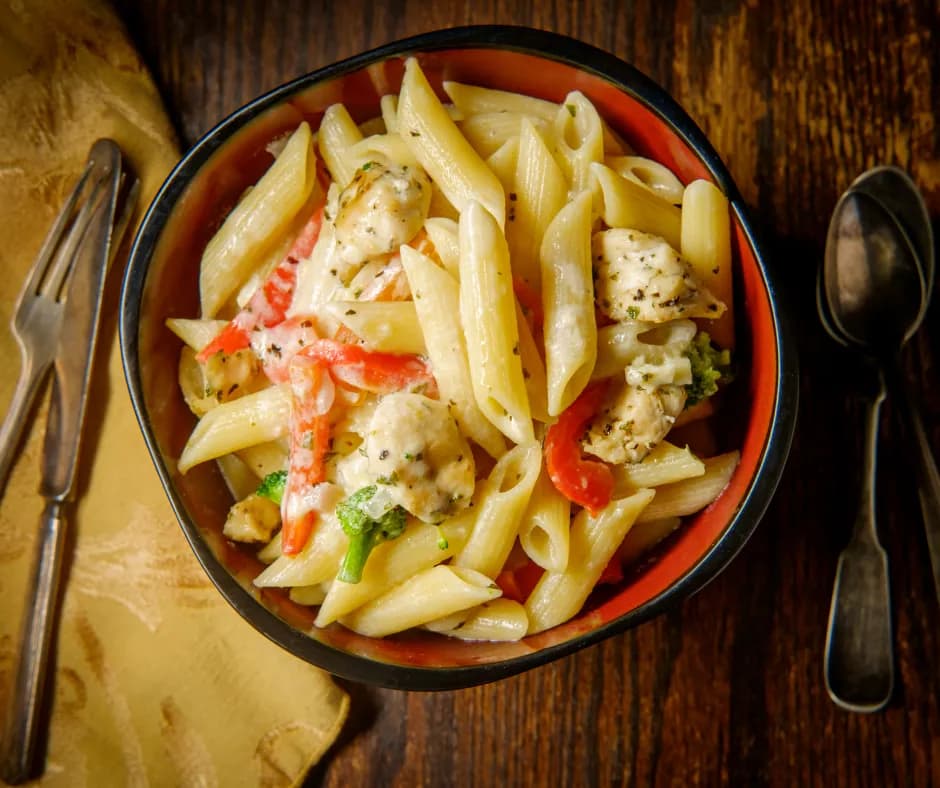 Pyszny przepis na penne z kurczakiem, który zaskoczy Twoich gości