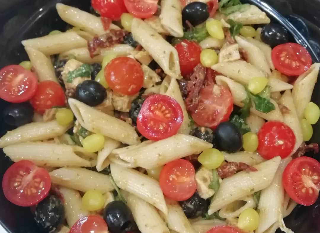 Prosta sałatka z makaronem penne, która zachwyci Twoje podniebienie