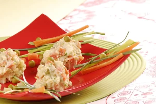 Ile wcześniej można zrobić sałatkę jarzynową, aby była świeża i smaczna?