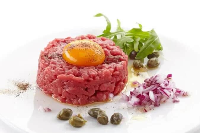 Ile kalorii ma tatar z wołowiny? Poznaj wartość odżywczą