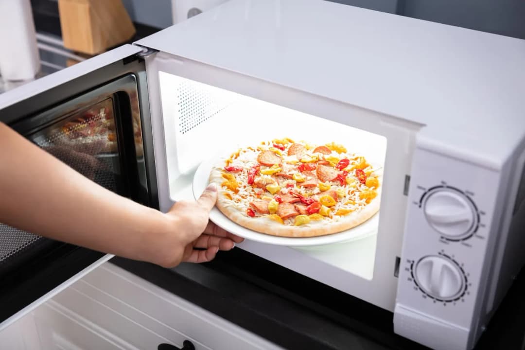 Jak zrobić pizzę w mikrofali - szybki przepis na pyszną pizzę