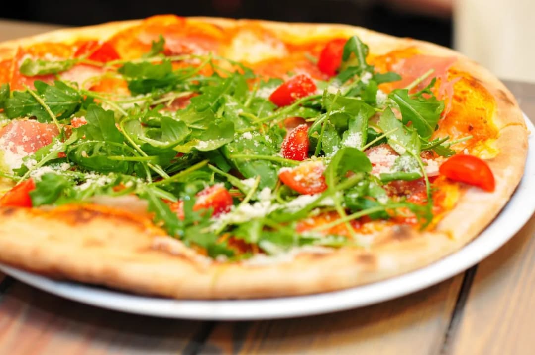 Dlaczego pizza wychodzi twarda? Oto najczęstsze błędy w pieczeniu