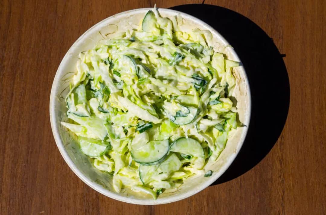 Jak zrobić surówkę z sałaty - proste przepisy, które zachwycą smakami