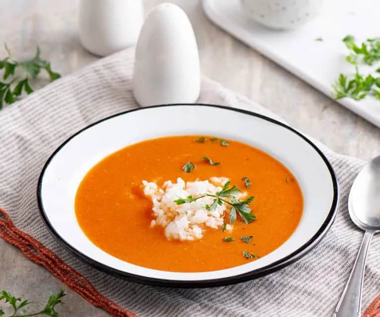 Zupa pomidorowa jak u babci – przepis na smak dzieciństwa