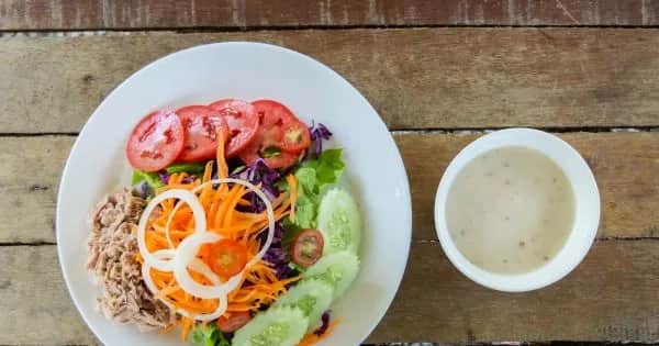 Jakie surówki pasują do ryby smażonej? Odkryj idealne połączenia