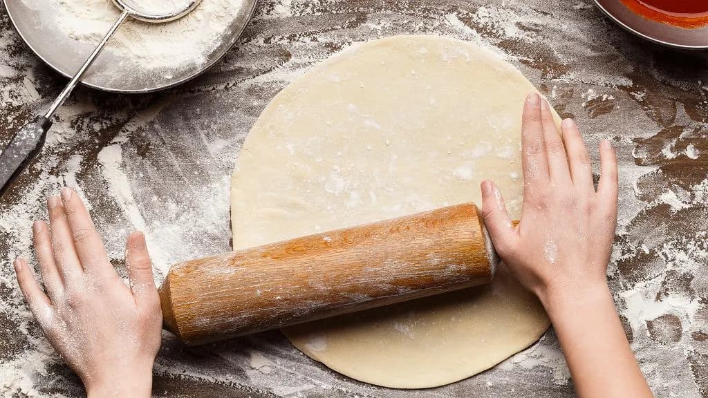 Jak rozwałkować ciasto na pizzę: 8 skutecznych technik