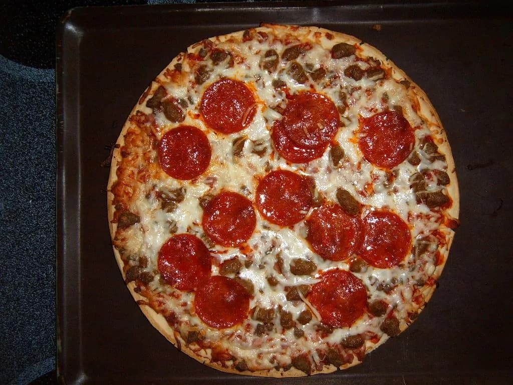 Jak piec mrożoną pizzę, by była chrupiąca i smaczna? Sprawdź!