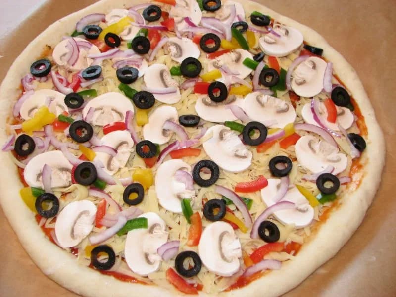 Jakie pieczarki do pizzy? Poznaj najlepsze rodzaje i porady