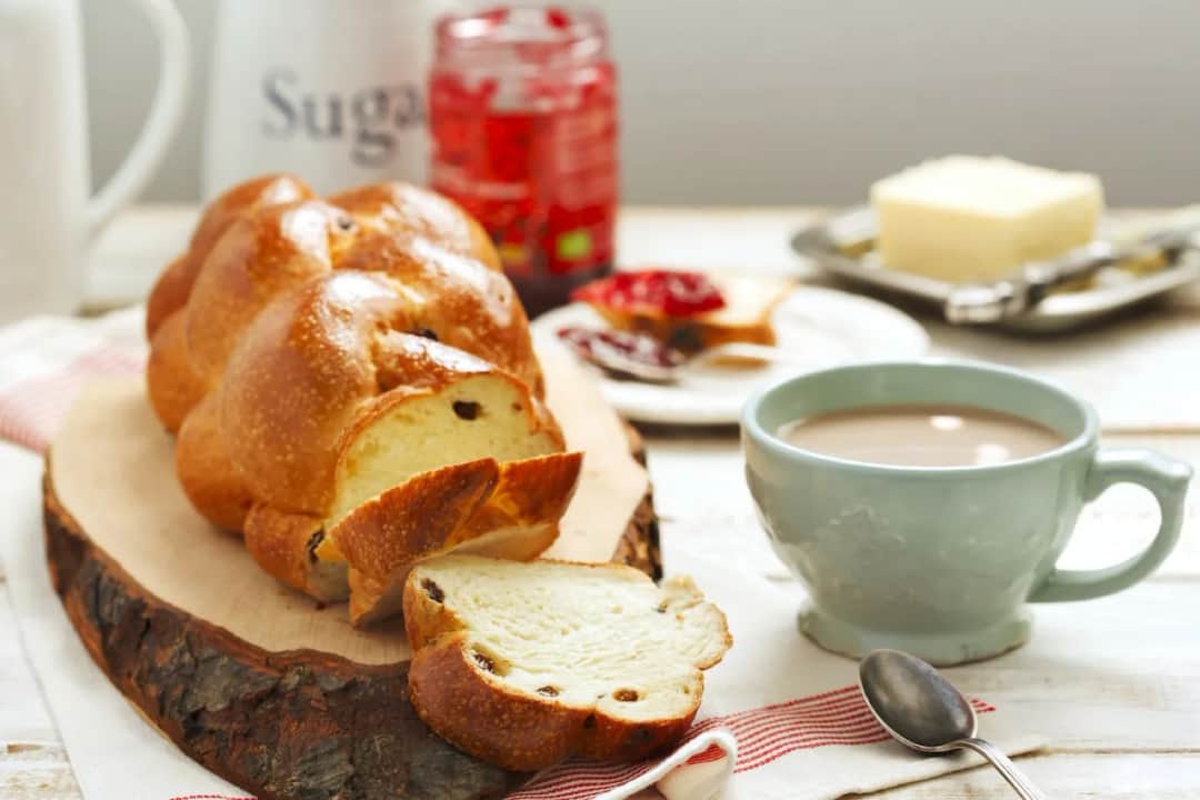 Ile piec placek drożdżowy, aby zawsze był puszysty i smaczny?