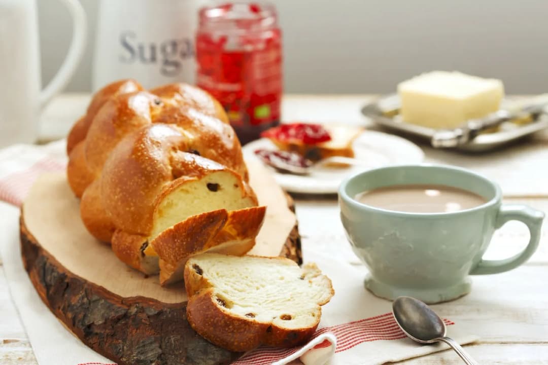 Ile piec placek drożdżowy, aby zawsze był puszysty i smaczny?