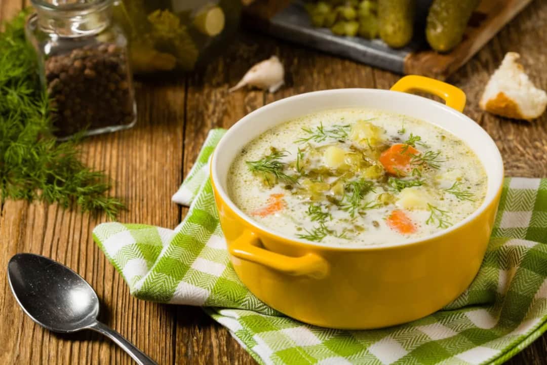 Jak doprawić zupę ogórkową, by uniknąć mdłego smaku?