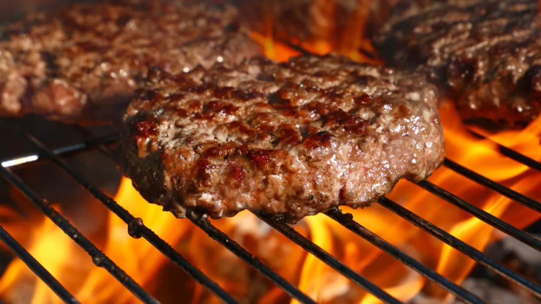 Jak smażyć burgery wołowe, aby były soczyste i pyszne