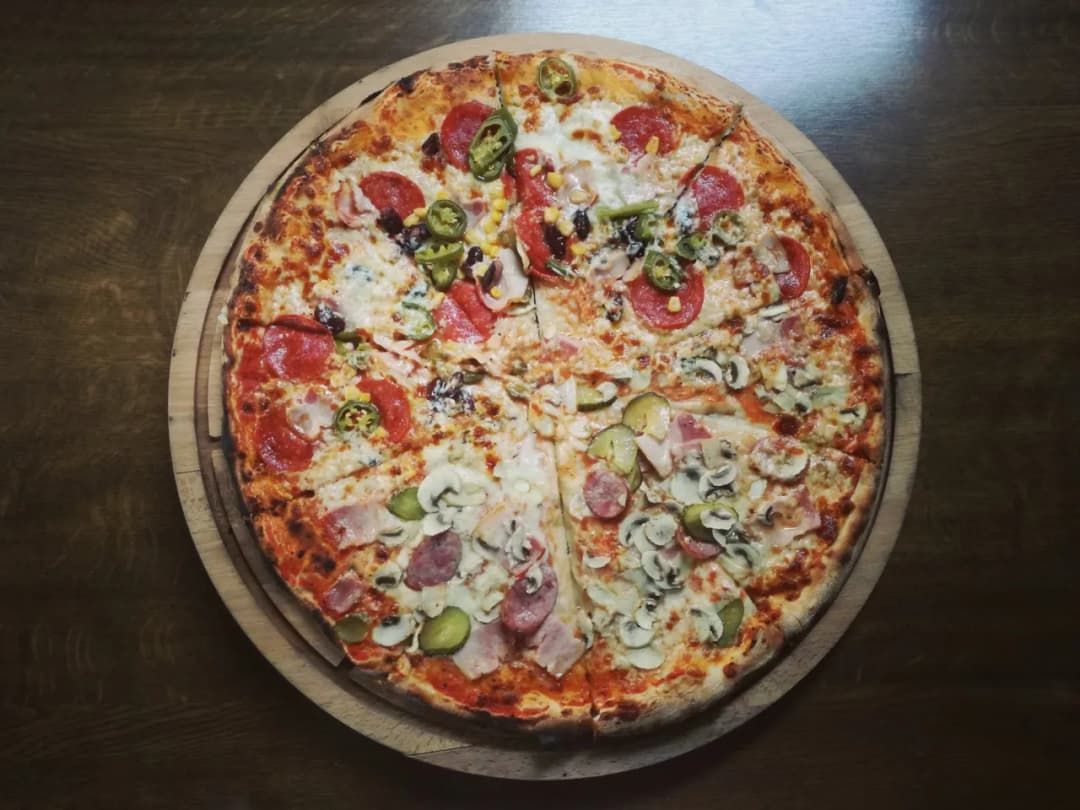 Ile kalorii ma pizza 30 cm? Zaskakujące różnice w kaloryczności!