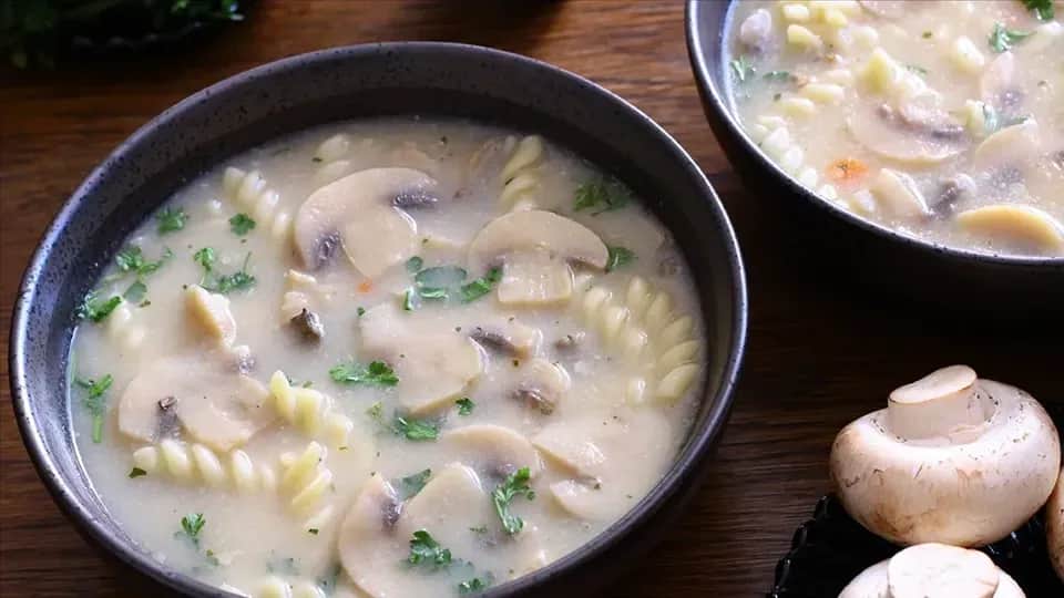 Czy pieczarki do zupy trzeba podsmażyć, aby uniknąć mdłego smaku?