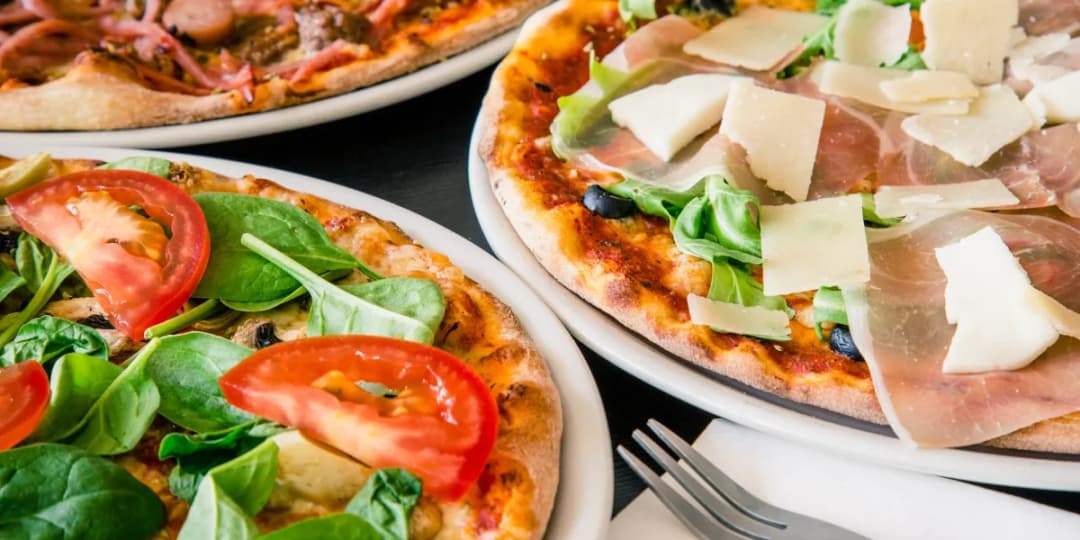 Ile kalorii ma mała pizza? Zaskakujące różnice w kaloryczności