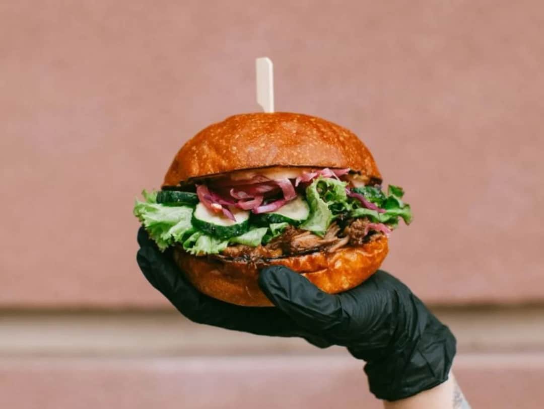 Skąd pochodzą burgery? Odkryj ich fascynującą historię i korzenie