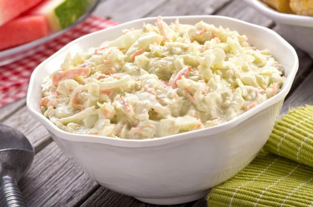 Jak zrobić surówkę colesław, która zachwyci Twoich gości?