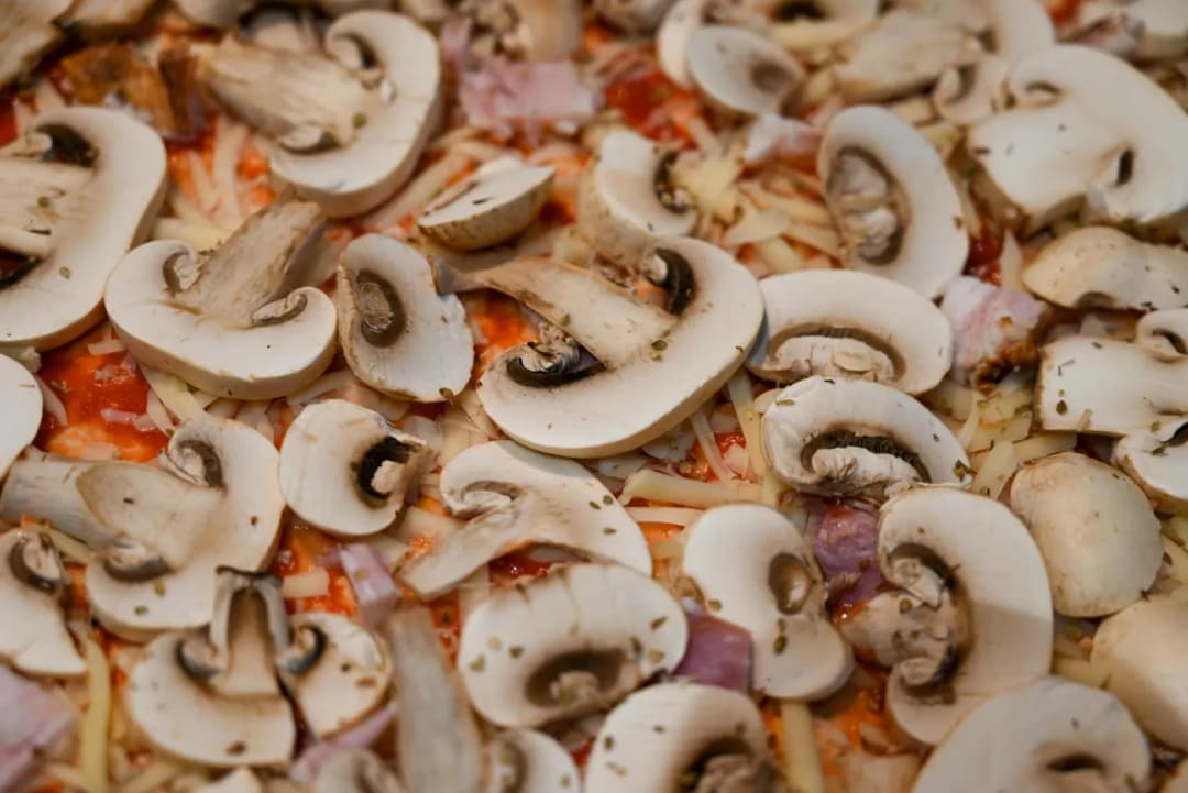 Jak przygotować pieczarki do pizzy, by uniknąć wodnistej konsystencji