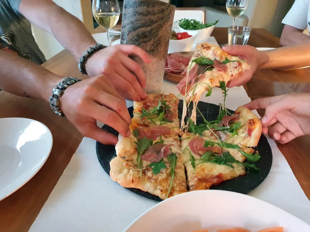 Jak zrobić pizzę na kamieniu - unikaj najczęstszych błędów i ciesz się smakiem