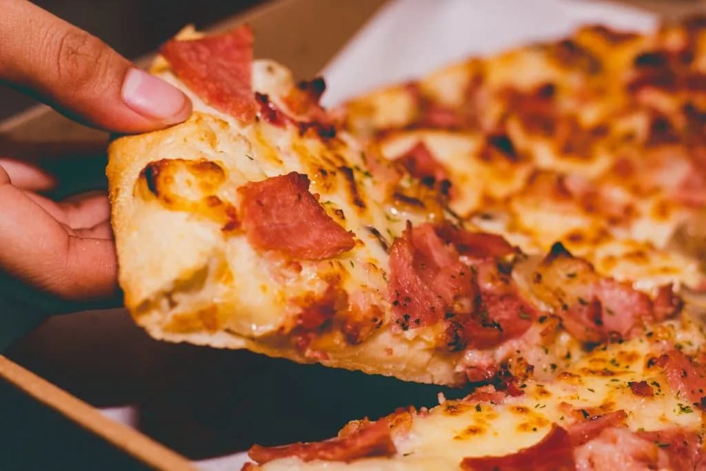 Skąd pochodzi pizza hawajska? Oto zaskakująca historia tej potrawy