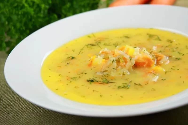 Jak zaprawić zupę ogórkową, aby uniknąć mdłego smaku?