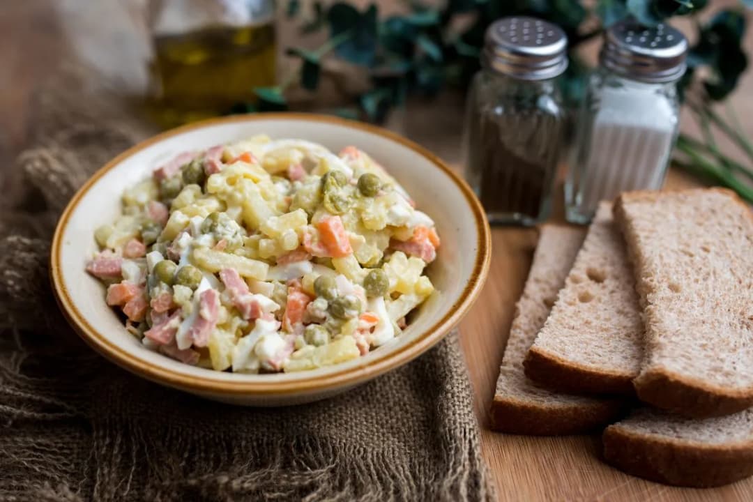 Sałatka jarzynowa ile może stać? Przechowuj ją bezpiecznie przez 3 dni