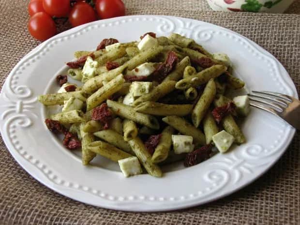 Szybki przepis na makaron penne z pesto, który zachwyci każdego